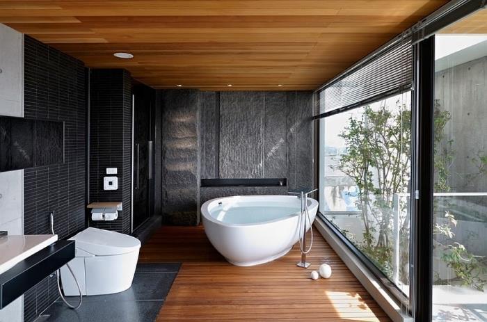 kaip papuošti „zen“ vonios kambarį juodomis sienų plytelėmis, vonios kambarį su lubomis ir medines grindis juodomis sienomis