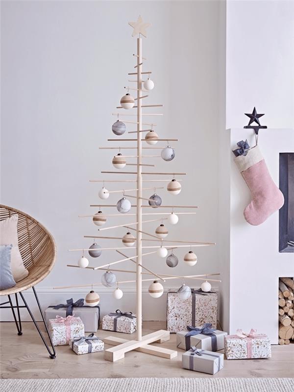 Ahşap çubuklarla kolay DIY Noel fikri, minimalist toplarla süslenmiş kolay bir ahşap Noel ağacı yapın