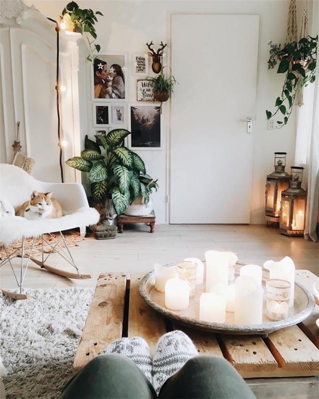 romantiškos ir modernios atmosferos pavyzdys paauglių miegamajame su baltomis sienomis, apstatytomis mediniu žurnaliniu stalu ir supamaja kėdute