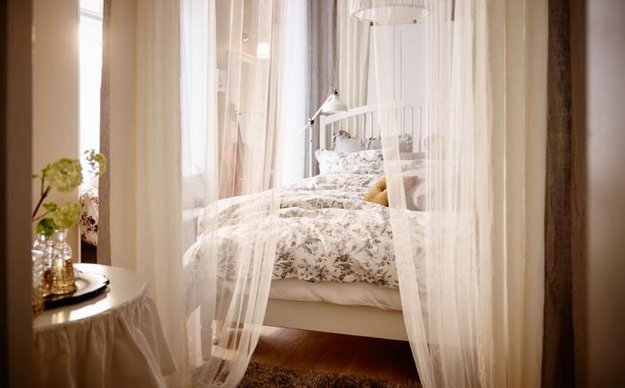 bej yelkenli ve beyaz ahşap çerçeveli yataklı yatak odasında romantik bir atmosfer, yumuşak kahverengi halı ile ahşap zemin dekoru