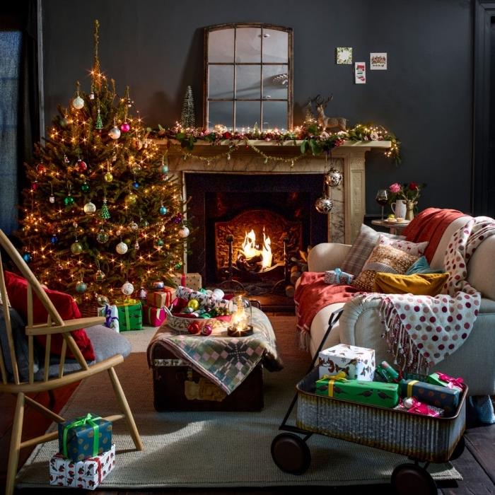 Noel için karanlık bir oda nasıl dekore edilir, karanlık bir iç mekan için ne tür bir Noel dekorasyonu, farklı renklerde dekore edilmiş Noel ağacı