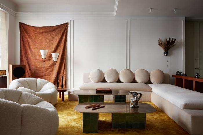 bej kadife mobilyalarla döşenmiş beyaz duvarlı bir oturma odasında modern ev iç dekorasyonu
