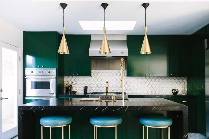 kako okrasiti sodobno kuhinjo v beli in zeleni barvi z zlatimi poudarki, modeli kuhinjskega pohištva v zeleni barvi
