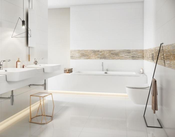 Altın frizli temiz çizgilerle zarif ve modern banyo düzeni, küvetli banyo