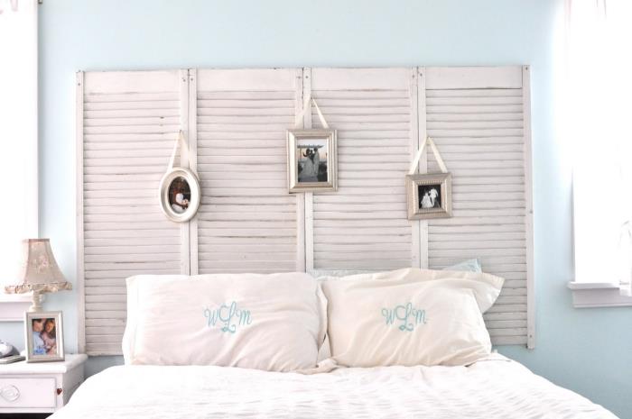 Beyaz ahşap mobilyalı pastel mavi duvarlı bir yatak odasında klasik dekorasyon, geri dönüştürülmüş kepenkler yatak başlığı fikri