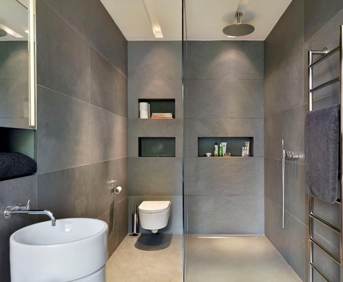 primer majhne italijanske kopalnice s sivimi keramičnimi stenami z belim stropom in belim umivalnikom in umivalnikom