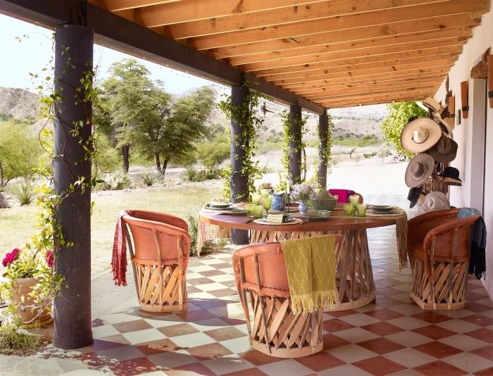 pavyzdys, kaip įrengti terasą su augalinio pluošto baldais, rotango apdaila lauke su stalu ir kėdėmis