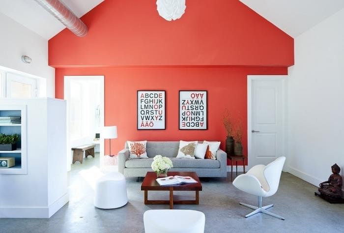 notranja oprema dnevna soba dekoracija rdeča stena siva kavč stenska poslikava beli stol kip budhha