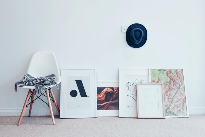 interjero dizainas apdaila gyvenamasis kambarys objektai menas foto rėmeliai tapyba menas šiuolaikinis stilius