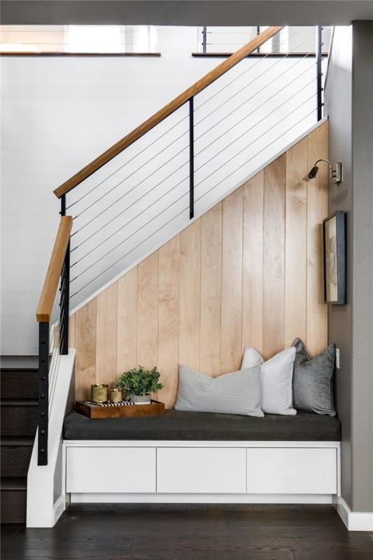 iç tasarım ahşap ve siyah merdiven düzenlemesi, ahşap panelleri kaplayan çeyrek dönüşlü merdiven duvarının altında
