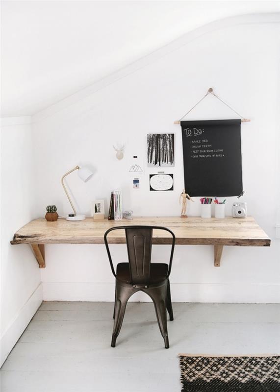 Asılı ahşap kalaslı DIY ev ofisi, saçakların altındaki beyaz bir odada küçük çalışma alanı dekoru