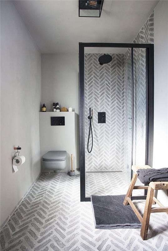 minimalist iç tasarım beyaz ve gri geometrik desenler küçük banyo duş gri duvara asılı klozet