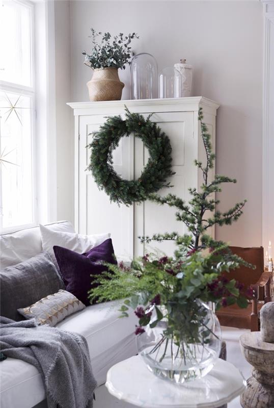 minimalist iç tasarım beyaz gardırop kanepe dekoratif yastıklar Noel dekorasyonu ev Noel çelengi diy Noel dekorasyonu doğa