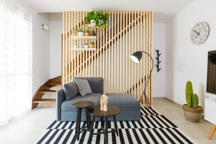 zamisel, kako okrasiti dnevno sobo z belimi stenami s sodobnim pohištvom in ločitvijo sob iz svetlega lesa