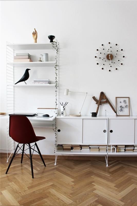 Ahşap zeminli beyaz bir oturma odasında çalışma alanı düzeni, modern aksesuarlarla beyaz masa konsolu dekorasyonu