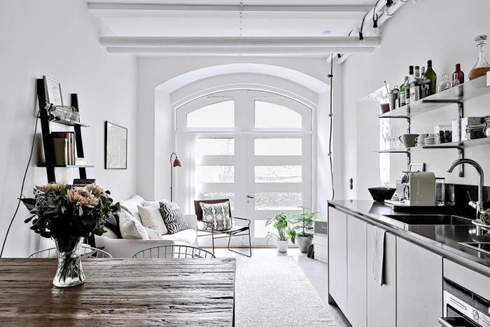 iç tasarım İskandinav tarzı siyah tezgah cam raflar küçük stüdyo mutfak uzunluğu