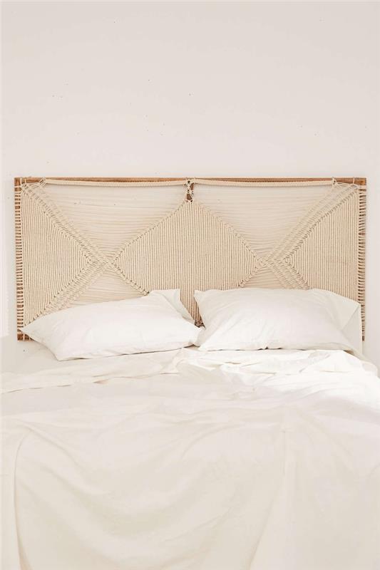 minimalist tasarım küçük yatak odası dekoru beyaz ve bej diy başlık makrome düğüm ahşap çerçeve kulaklar çarşaf