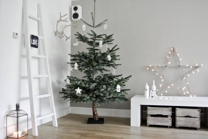 beyaz süslemeli minimalist tarzda bir ağacın nasıl dekore edileceğine örnek, beyaz ve gri duvarlı İskandinav oturma odası