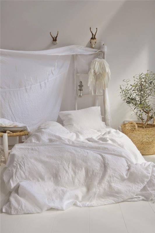 lovos baldakimu imitacija grindų lovos apdaila su baltu lakštu ir baltai dažytomis medinėmis kopėčiomis su baltų plunksnų svajonių gaudytoju