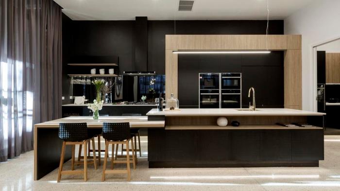 modern tarzda ahşap ve siyah mutfak dekoru, orta ada yemek masası ile doğrusal mutfak düzeni