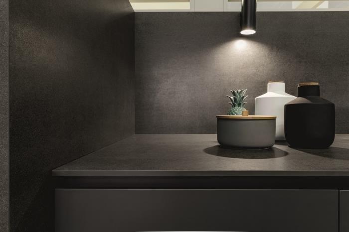 karanlık duvarlar ve endüstriyel aydınlatma ile mobilyalarla banyoda rahatlatıcı bir atmosfer yaratma fikri