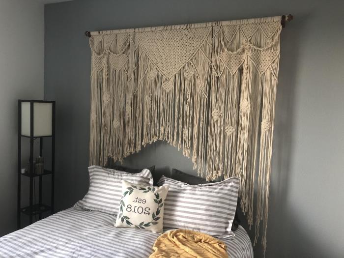 makrome başlık saçaklar ile küçük bohem yatak odası tasarımı bej halat metal raf duvar boyası gri renk dekoratif yastık