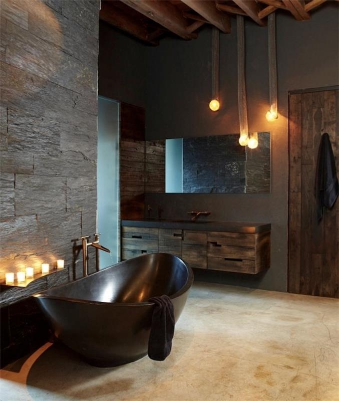 kaip papuošti vonios kambarį su anglimis pilkomis sienomis su tamsiomis medinėmis lubų sijomis ir juoda vonia