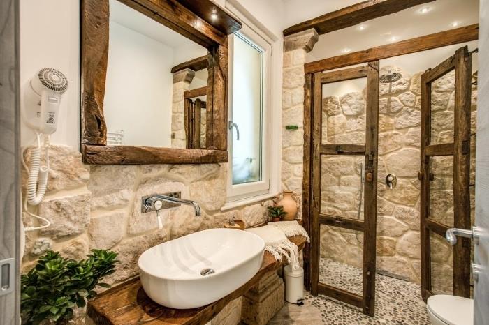 kaimiškas vonios kambario dizainas su akmens sienomis neapdoroto medžio veidrodžio kosmetikos blokas balti dažai
