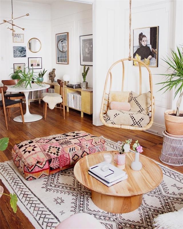 bohem oturma odası tasarımı açık yemek odası kilim berber desenleri beyaz ve siyah ahşap sehpa asılı yumurta sandalye