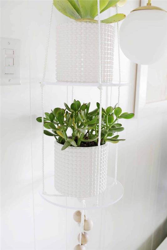 kabartma desenli beyaz bir tencerede asılı bitki örneği, ip ve tahta boncuklarda kendin yap bitki desteği