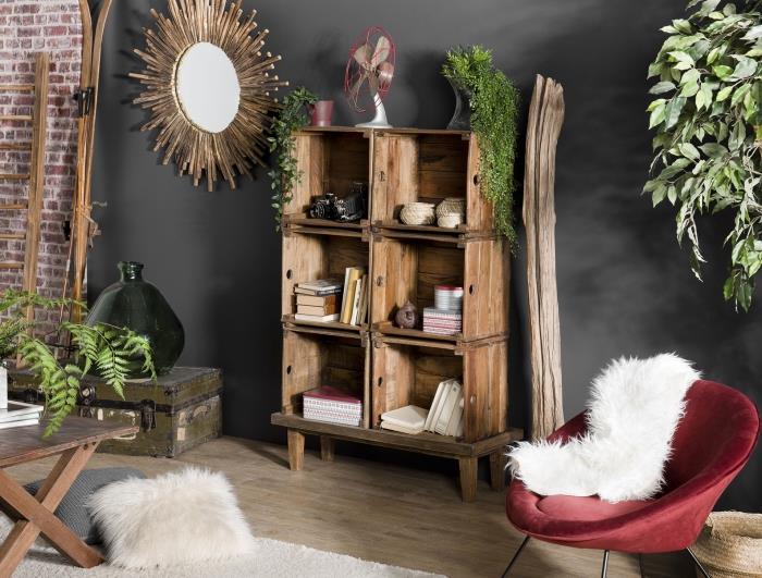 pohištvo iz recikliranega lesa, postavitev dnevne sobe v rustikalnem in industrijskem slogu, odprta omara za shranjevanje recikliranega lesa, dekoracija s sončnim ogledalom iz ratana