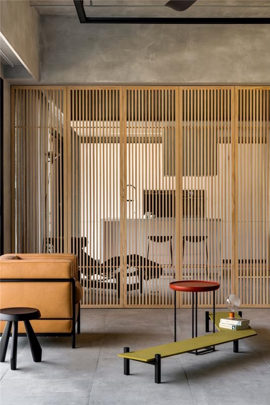 industrinio stiliaus aukštų lubų svetainės išdėstymas su dizainerių baldais, idėja, kaip padalinti palėpės butą į zonas su medine klaustra