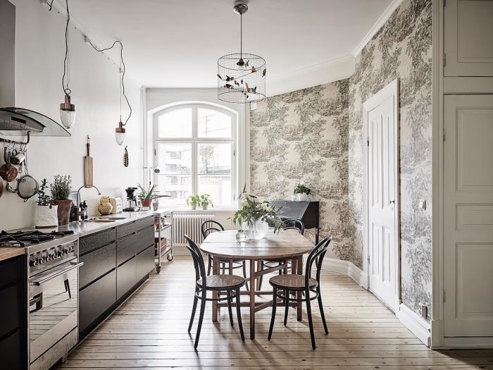 Skandinavski kuhinjski dekor, kuhinja z belimi stenami z lesenimi tlemi in cvetličnimi ozadji