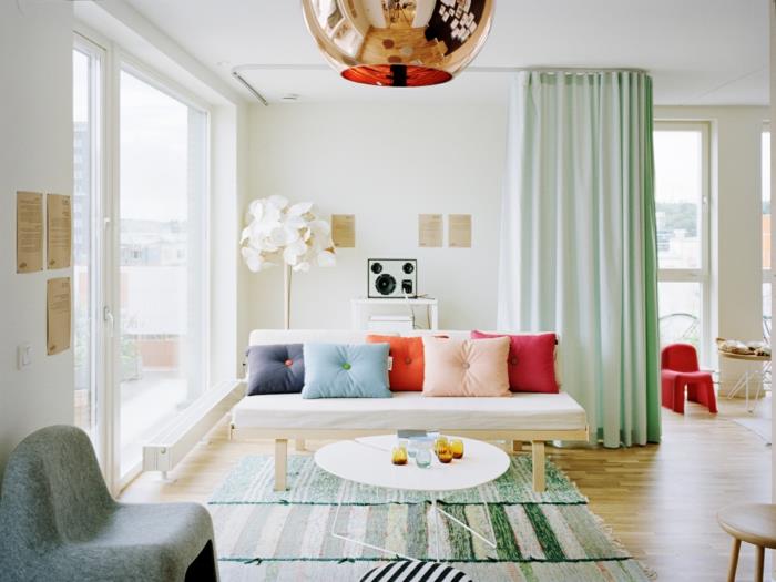 kilimas-dizainas-moderniam-gyvenamajam kambariui-šiuolaikinis interjeras-balta ir žalia