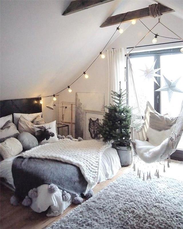 Poševna spalnica v skandinavskem slogu okrasna svetlobna venec, siva preproga in bele stene, sivo -bela ideja spalnice, dekoracija spalnice