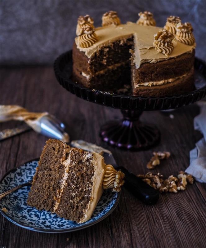 çikolatalı yumurtasız kek yap, ev yapımı çikolata ve karamelli kek örneği, art deco pasta