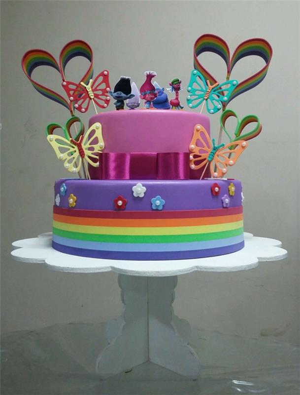 vientisas tortas, dviejų aukštų desertas, širdys, drugeliai, linksmos herojaus figūros