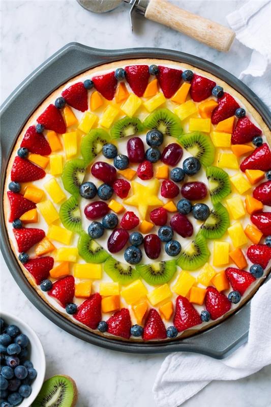lengvas vaisių desertas saldi tešla aitrus vaisius pica želatina kivi braškės mango mėlynės raudonos uogos plakta grietinėlė