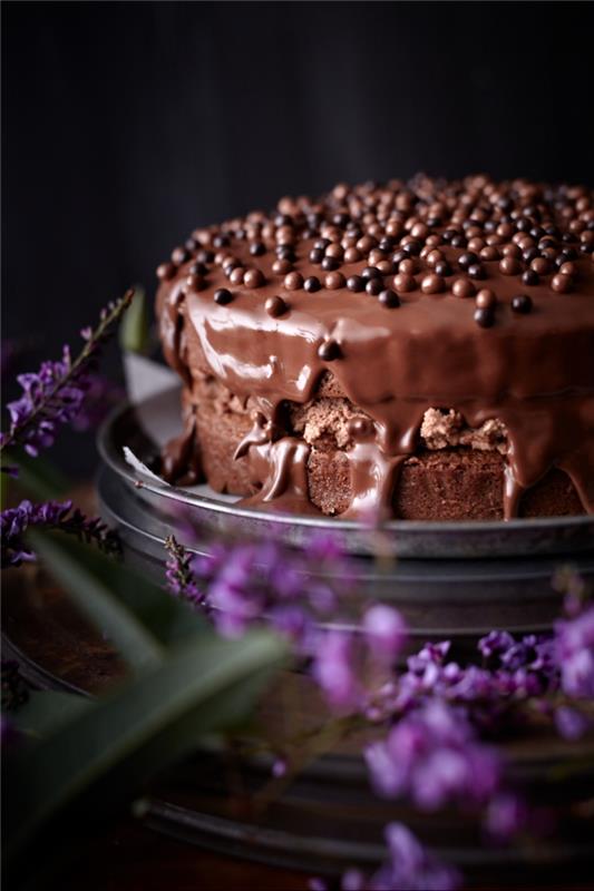 dekadentna čokoladna torta na vrhu s kostanjevo kremo in čokoladnim ganachejem, rjav recept, ki se uporablja pri peki