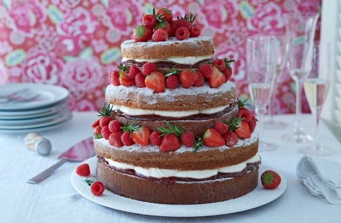 naminis pyragas, pyragas su vaniliniu kremu ir braškėmis, rožiniai gėlių tapetai