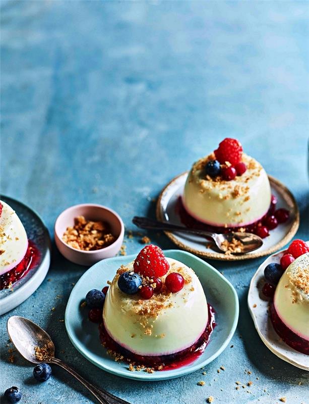 vasaros desertas be orkaitės, panna cotta receptas su raudonais vaisiais, trupiniais speculoos ir coulis
