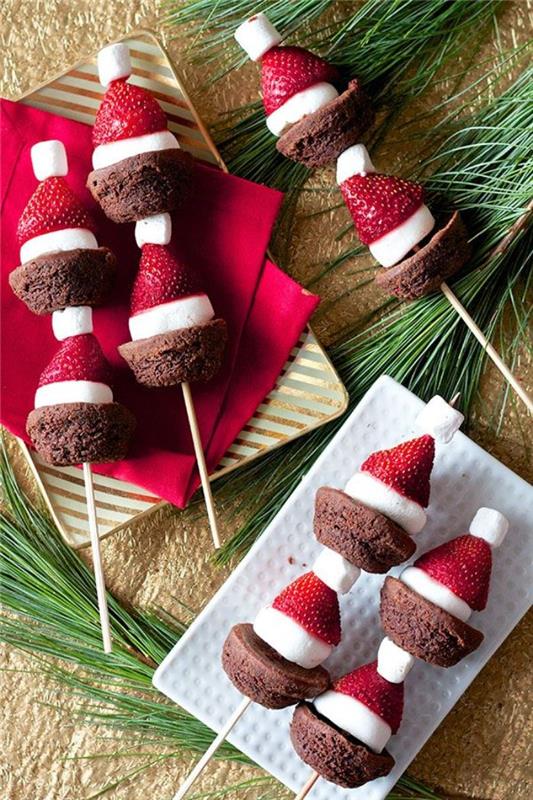 Božična sladica sladki aperitiv otroški prigrizek min čokoladni muffini z marshmallowom in jagodami na nabodalo