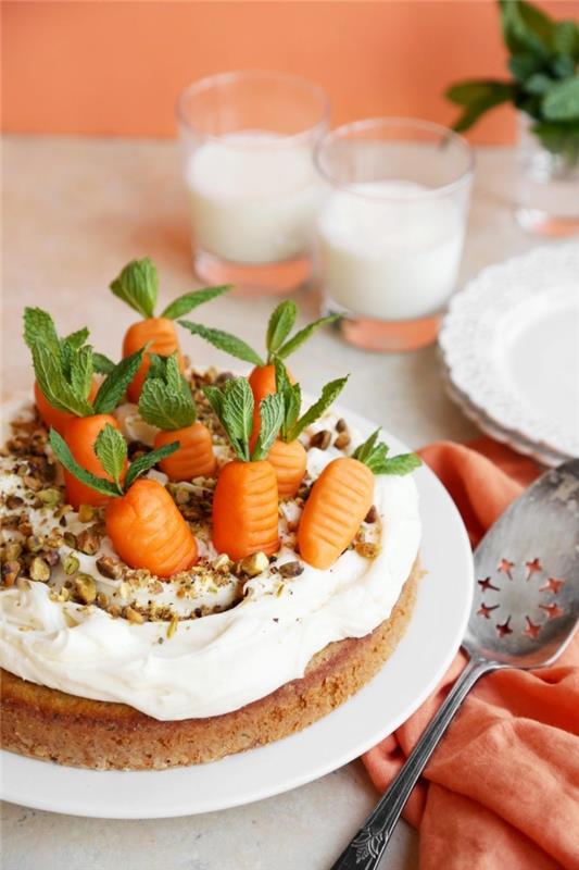 tradicionalni velikonočni recept iz korenčkove torte s kremo, okrašeno s korenjem v sladkorni pasti