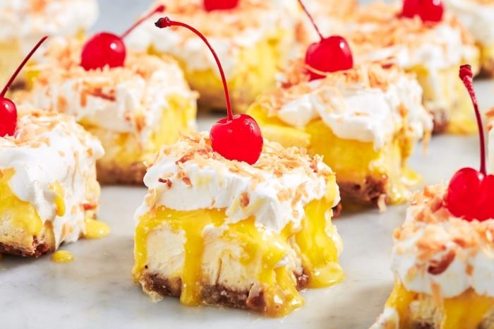 lengvas ir lengvas desertinis kreminis sūris mascrapone mango padažas plaktos grietinėlės dribsnių migdolų vyšnių kokteilis