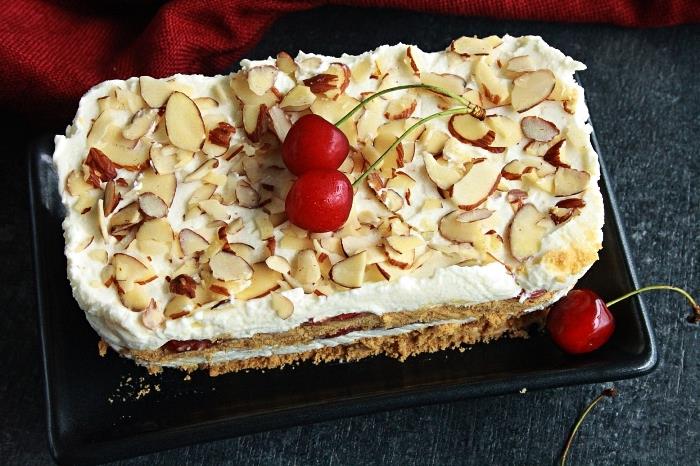 ledena torta iz mascarponeja, piškoti in domači češnjev kompot, torta iz mascarponeja brez peke