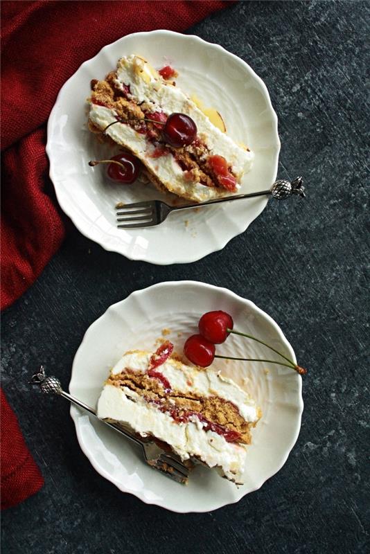 koščki torte z mascarponejem, plast piškotov in okras iz češnjevega kompota