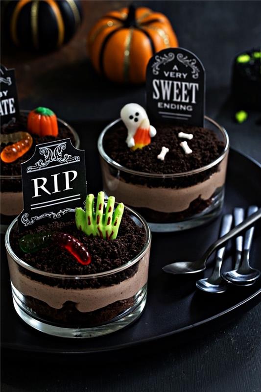 Cadılar Bayramı mezarlığı verrine, çikolatalı mus ve kek tatlısı