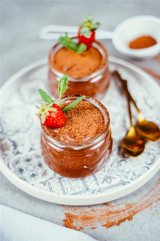 stikliniai indeliai, pripildyti naminio šokolado putėsio su tamsiu šokoladu ir „aquafaba“ bei kakavos miltelių, braškių, mėtų puošmena