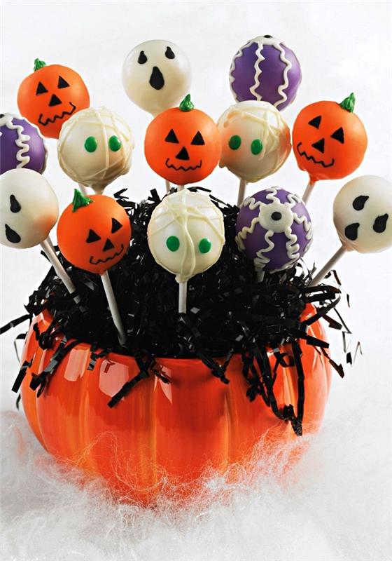 pyragaičių receptas Helovino personažai su spalvingomis glazūromis, dedami į moliūgo formos dubenį, lengvi Helovino aperityvo receptai