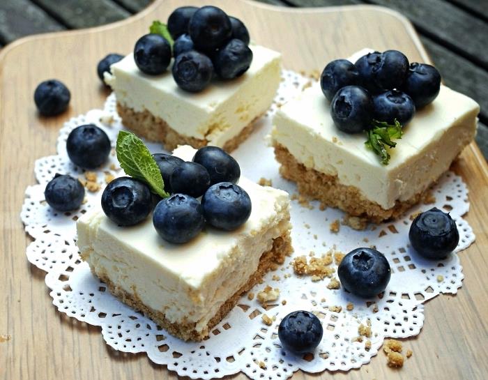 brez peke vanilijev in borovničev cheesecake palice na ozadju piškotov in masla, enostavna in hitra sladica brez pečenja